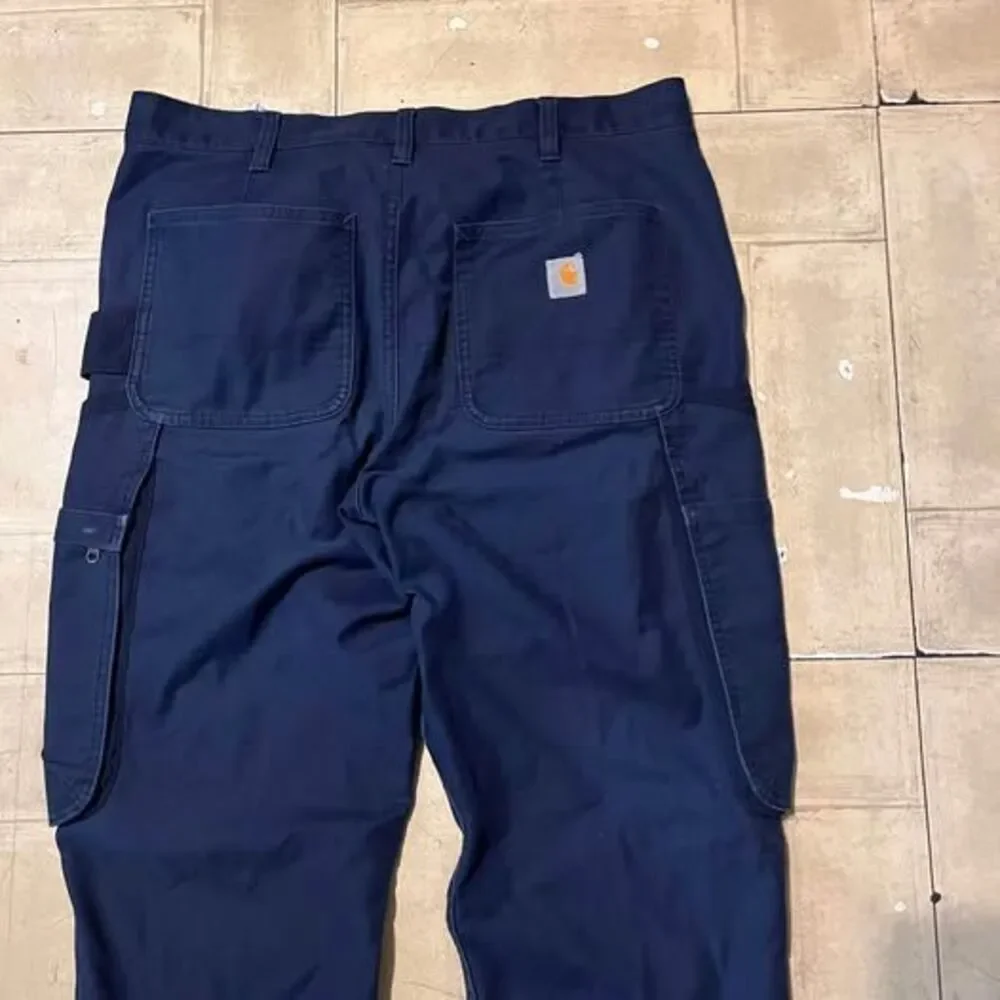 Carhartt navy cargo pants size 10 short fit and a white inner lining (35x30)
